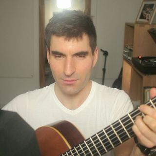 A thumbnail from the music video featuring me playing the guitar and singing. Une vignette du clip vidéo dans laquelle je joue de la guitare et chante.